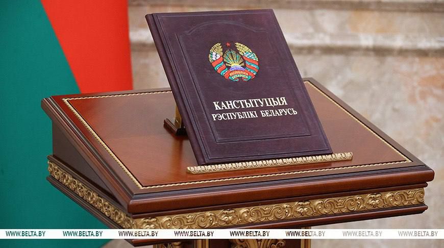 Президент поздравил соотечественников с Днём Конституции