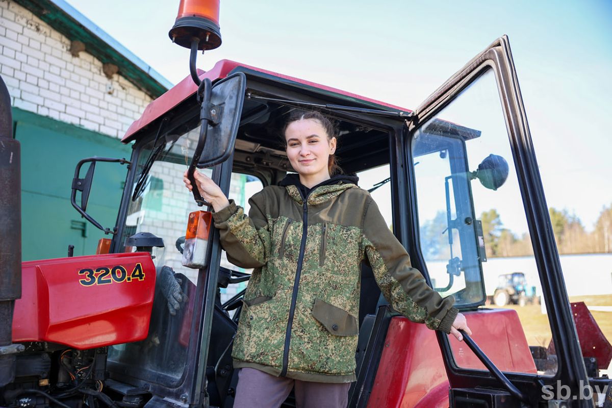 19-летняя трактористка Александра Маскалейчик из Докшицкого района предпочла работу в поле офисному комфорту