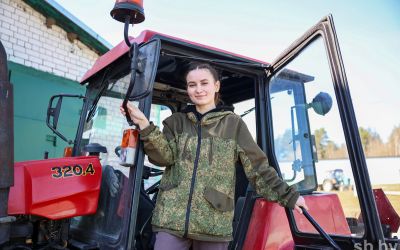 19-летняя трактористка Александра Маскалейчик из Докшицкого района предпочла работу в поле офисному комфорту