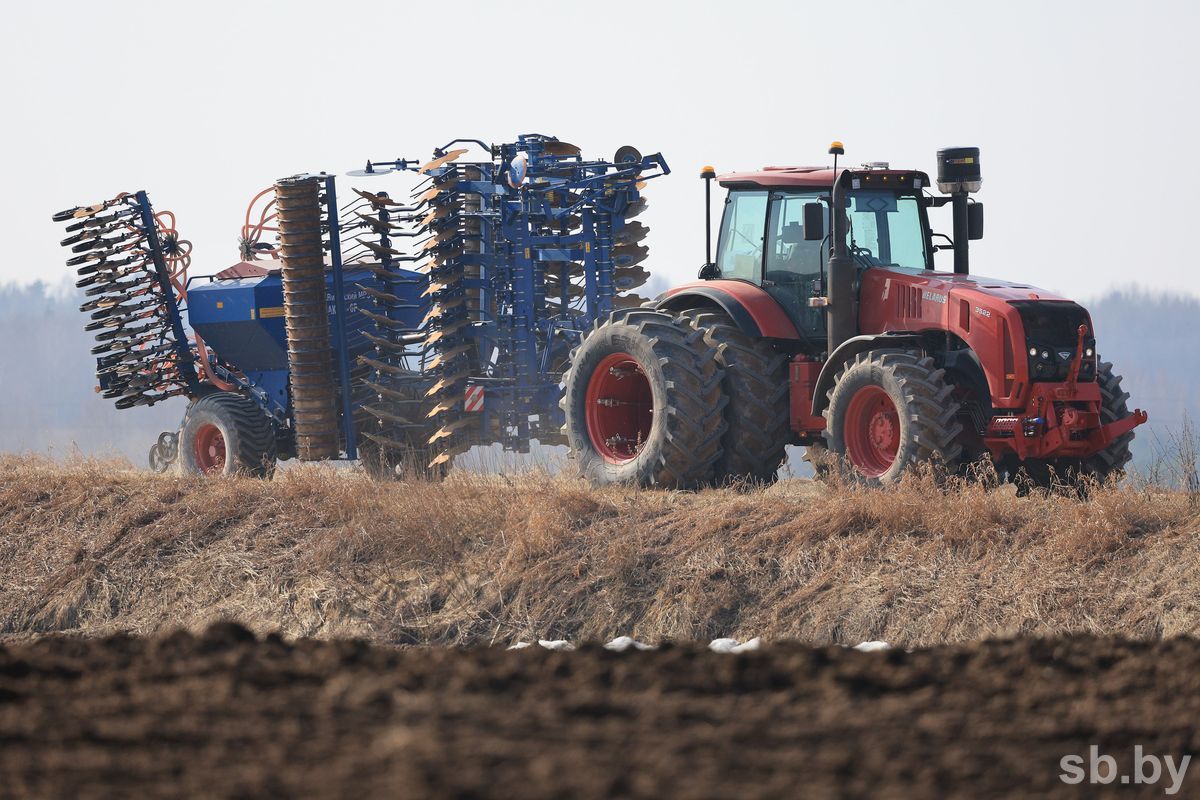 Почти 200 энергонасыщенных тракторов получат хозяйства Витебской области для посевной кампании