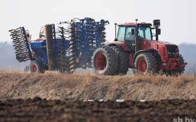 Почти 200 энергонасыщенных тракторов получат хозяйства Витебской области для посевной кампании
